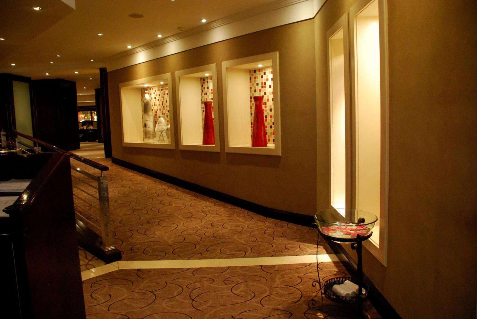 Southern Sun Or Tambo International Airport Kempton Park Bagian luar foto The interior of the hotel