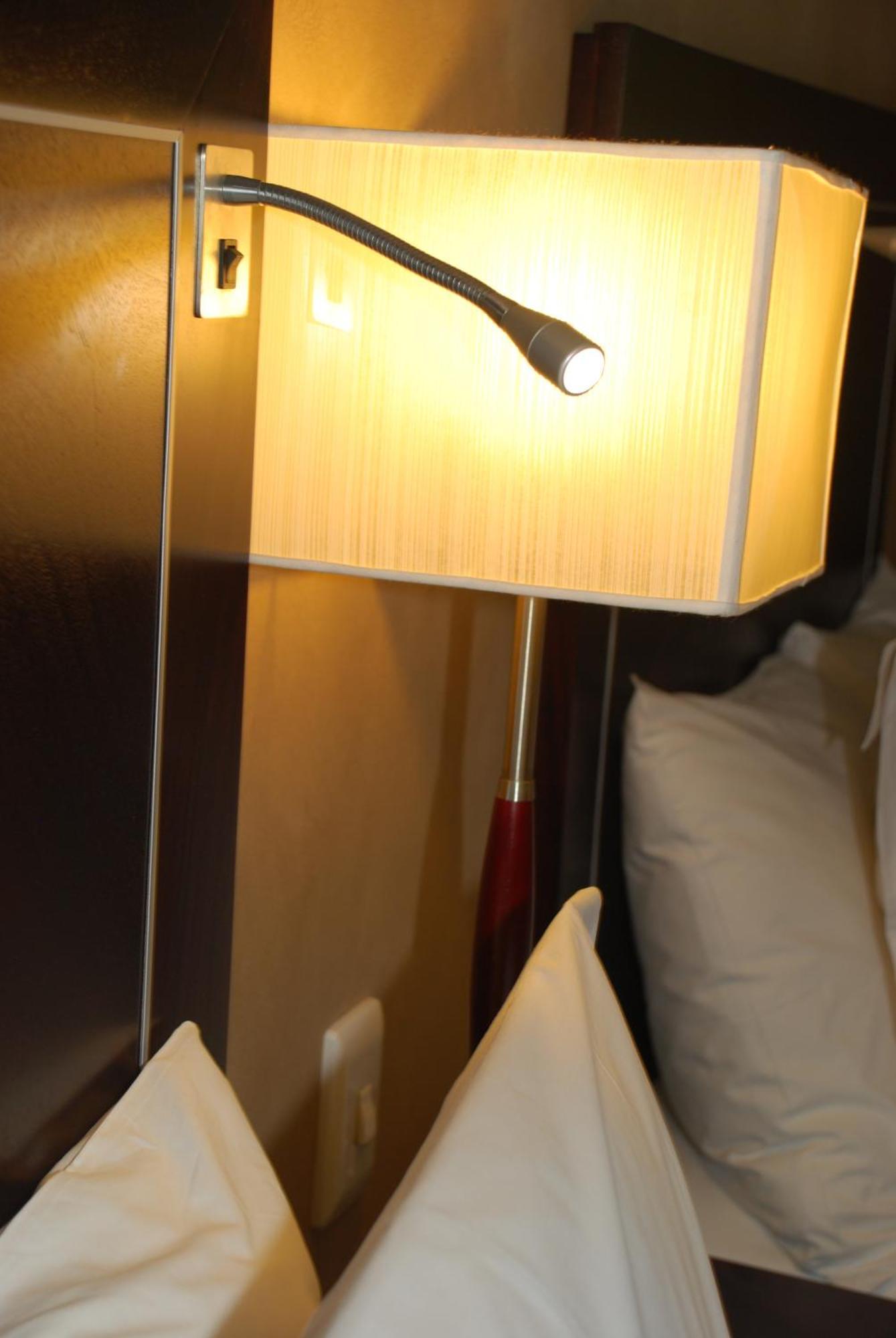 Southern Sun Or Tambo International Airport Kempton Park Bagian luar foto A reading light