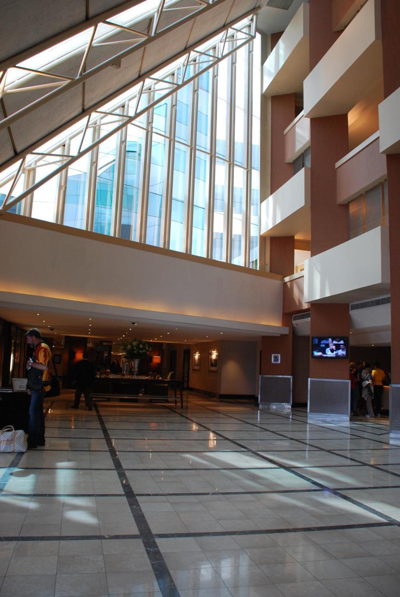 Southern Sun Or Tambo International Airport Kempton Park Bagian luar foto The lobby of the hotel