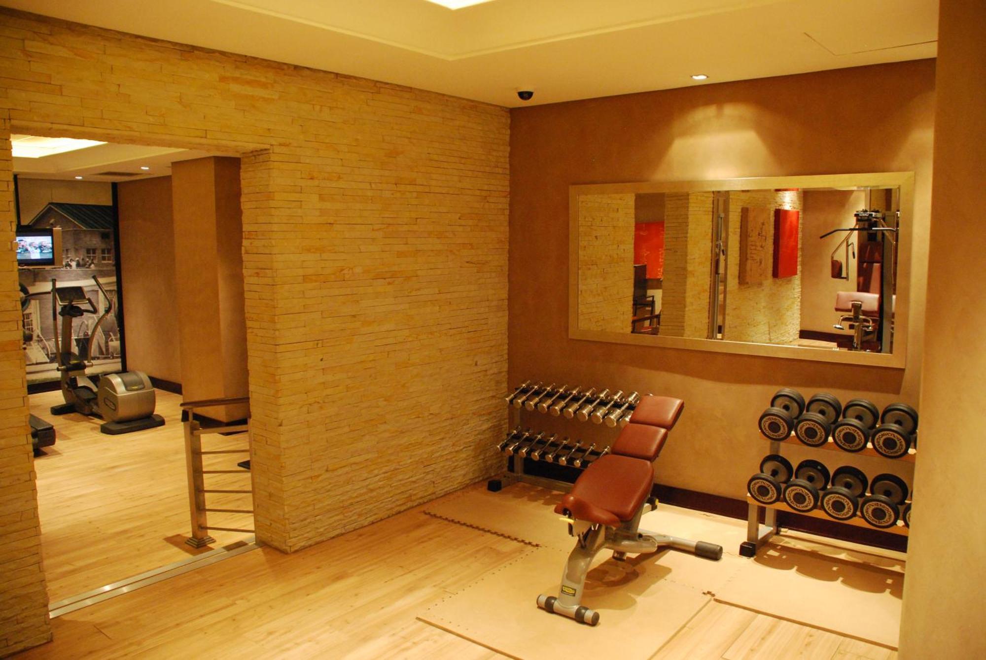 Southern Sun Or Tambo International Airport Kempton Park Bagian luar foto A gym in a hotel